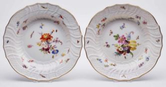 Paar tiefe Teller, Meissen um 1870."Neu-Brandenstein"-Reliefdekor m. bunten Blumenbouquets,