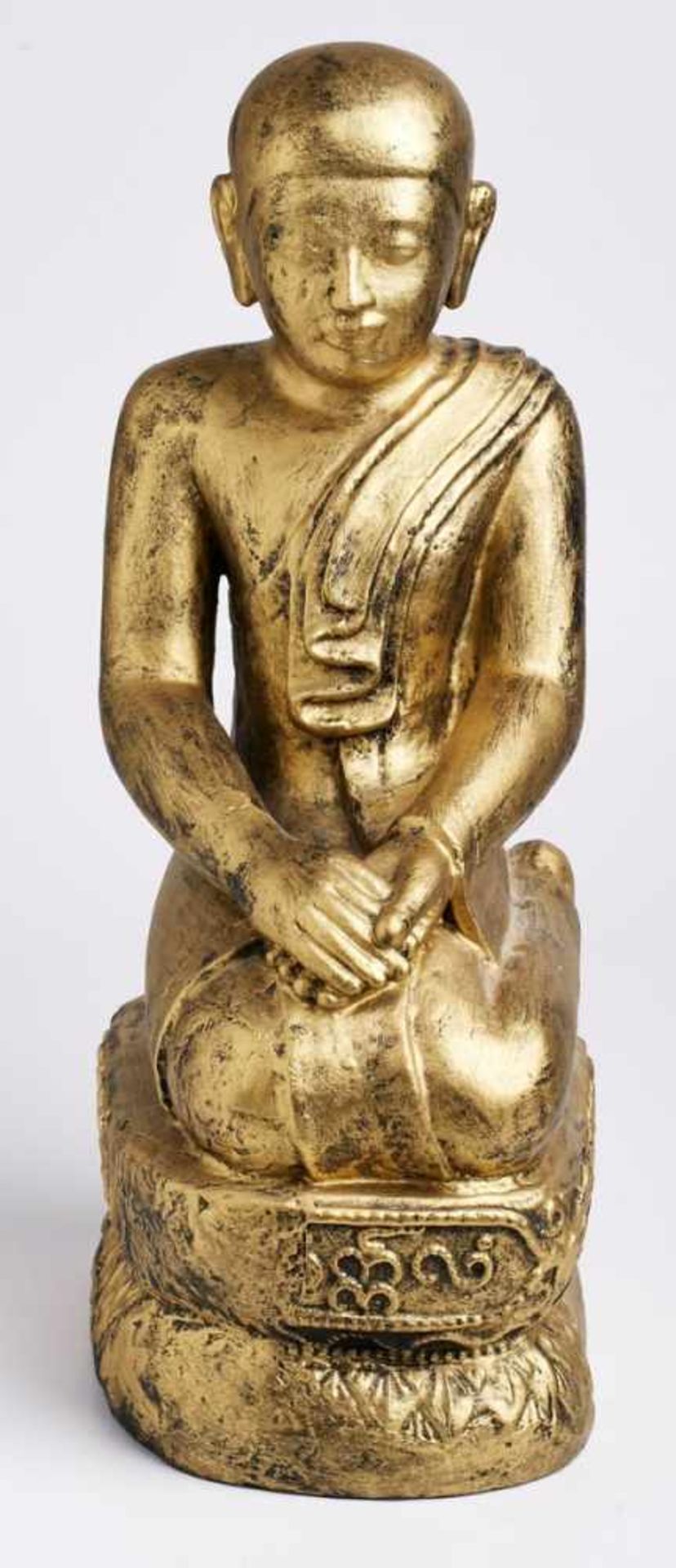 Sitzender Mönch, Asien 20. Jh.Holz, vollrd. geschnitzt, schwarz u. goldfarben lackiert. Hockender in