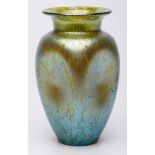 Kl. Vase, wohl Loetz Wwe. um 1900.Dekor "Papillon" m. gelber Splittereinschmelzung in grünem Glas,