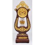 Lyra-Uhr, Frankreich 1. Hälfte 19. Jh.Mahagoni-furnierter Korpus, vergoldete Bronze. Auf hohem,