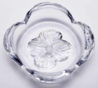 Blüten-Schale, Daum Nancy 2. Hälfte 20. Jh.Farbloses Glas. Vierpaßige Form m. dick- wandigem,