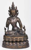 Gr. Buddha auf Lotosthron, wohl Tibet 19. Jh.Bronze, braun patiniert, kl. Halbedelstein-Ein-