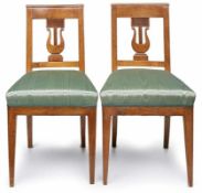 Paar Empire-Stühle, Frankreich um 1810-15.Gestelle Nussbaum massiv. Rückenlehne m. reliefierter