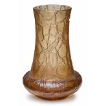 Kl. Vase, wohl Loetz Wwe. um 1900.Bernsteinfarbenes Glas, irisierend überfangen. Röhrenförmiger,
