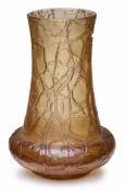 Kl. Vase, wohl Loetz Wwe. um 1900.Bernsteinfarbenes Glas, irisierend überfangen. Röhrenförmiger,