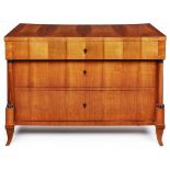 Biedermeier-Kommode, süddt. um 1825.Kirschbaum furn. Korpus teils massiv Kirschbaum, teils