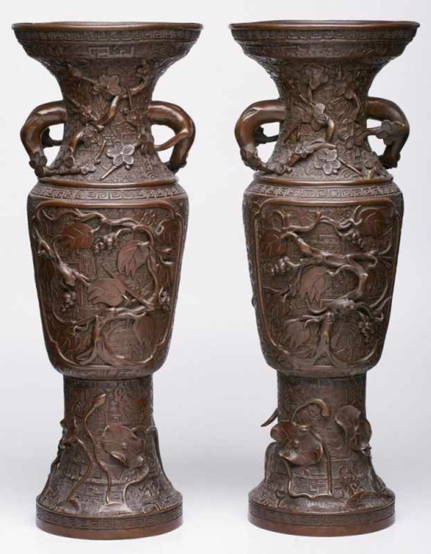 Paar Vasen mit Floraldekor,China wohl Anf. 20. Jh. Bronze, braun patiniert. Schlanke Form m.