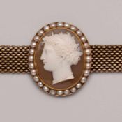 Armband, England um 1850.GG. Gr. ov. Achat-Kamee, 2-lagig, m. Profilbild- nis der Quellnymphe