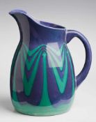 Gr. Wasserkanne, Wächtersbach, um 1902.Entw.: C. Neureuther. Keramik, blau-violett u. grün glas.