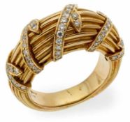 Cartier-Ring.18 kt GG, gewölbter Ringkopf mit geriffelter Oberfläche und stilisierten Blattranken,