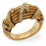 Cartier-Ring.18 kt GG, gewölbter Ringkopf mit geriffelter Oberfläche und stilisierten Blattranken,