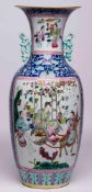 Gr. Vase, China, wohl Tung-Chih (1862-1875).Porzellan m. buntem Emaillefarbendekor. Schlanke Amphore