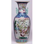 Gr. Vase, China, wohl Tung-Chih (1862-1875).Porzellan m. buntem Emaillefarbendekor. Schlanke Amphore