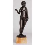 Bronze unleserl. sign.Weiblicher Akt mit Äpfeln, um 1900. Schwarz patiniert. Standfigur, eine Hand