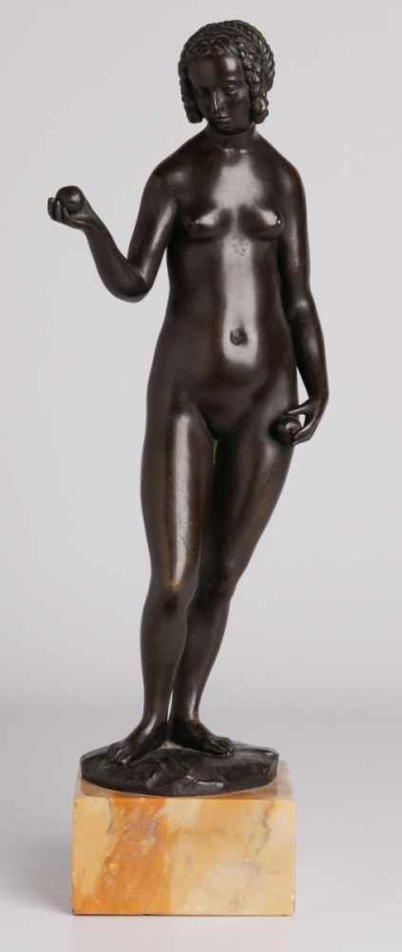 Bronze unleserl. sign.Weiblicher Akt mit Äpfeln, um 1900. Schwarz patiniert. Standfigur, eine Hand