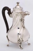 Mokkakanne, Rokoko-Stil, Paris um 1900.950er Silber. Beschau Frankreich, Meistermarke "PC & Cie." m.