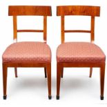 Paar Biedermeier-Stühle, süddt. um 1820.Esche massiv u. Kirschbaum furn. Breites geschweiftes