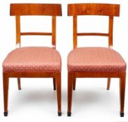 Paar Biedermeier-Stühle, süddt. um 1820.Esche massiv u. Kirschbaum furn. Breites geschweiftes