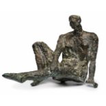 Bronze Sylvia Hagen(geb. 1947 in Treuenbrietzen) "Sitzende", wohl Ende 20. Jh. Dunkel patiniert.