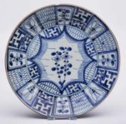 Teller, Kang-Hsi, China wohl 18. Jh.Porzellan m. Blaumalerei-Dekor. Rd. Form m. schräger Fahne m.