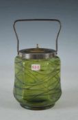 Eisbehälter, um 1900.Grünes Glas m. rotbrauner Fadenauflage, irisierend überfangen. 6-eckiger