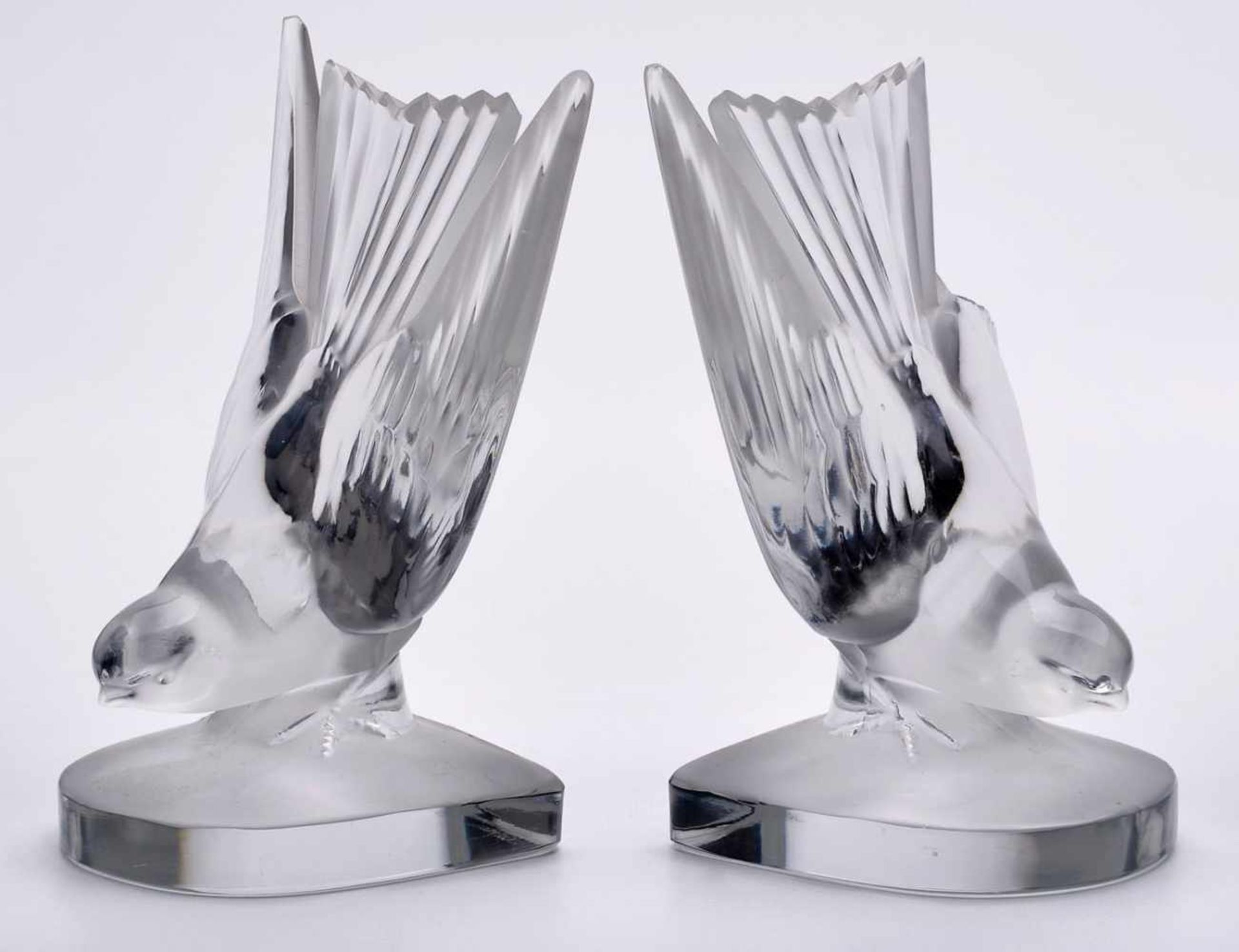 Paar Buchstützen "Hirondelles",Lalique Ende 20. Jh. Farbloses Glas, partiell mattiert. Je 1 Schwalbe