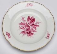 Speiseteller mit Purpur-Dekor,Meissen um 1880. Form "Neuer Ausschnitt". Spiegel m. gr. Blumen-