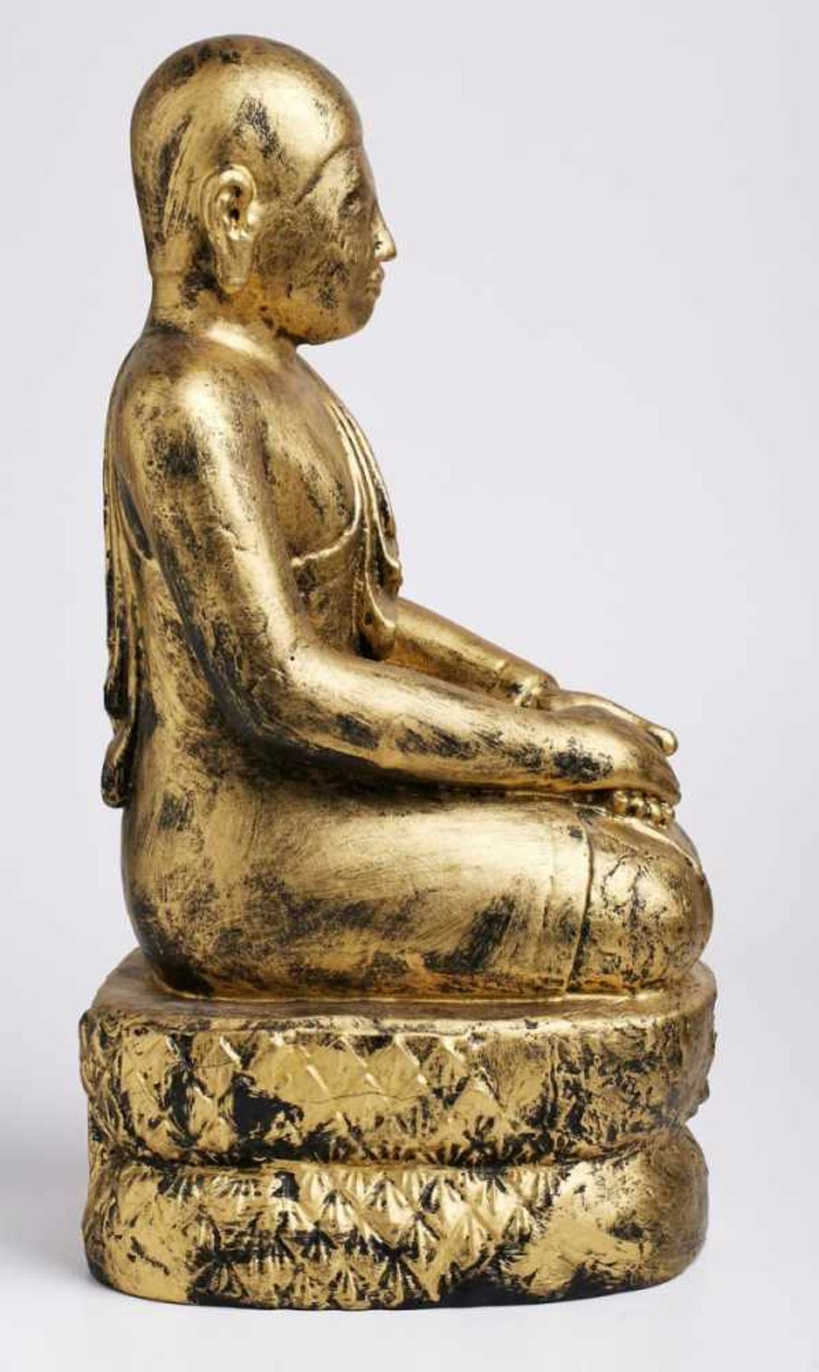 Sitzender Mönch, Asien 20. Jh.Holz, vollrd. geschnitzt, schwarz u. goldfarben lackiert. Hockender in - Bild 2 aus 2