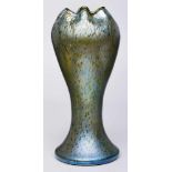 Hohe Vase, wohl Pallme König um 1900.Grünes Glas m. gelber Pulveraufschmelzung, irisierend
