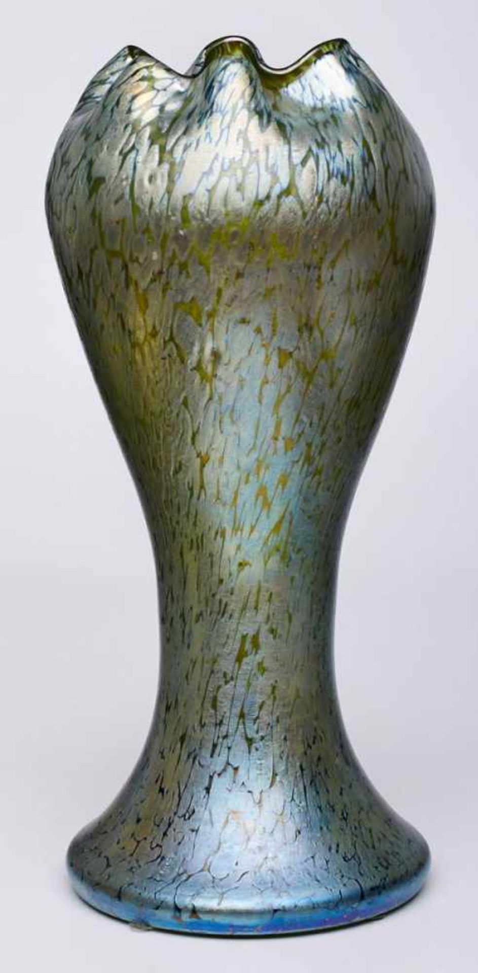 Hohe Vase, wohl Pallme König um 1900.Grünes Glas m. gelber Pulveraufschmelzung, irisierend