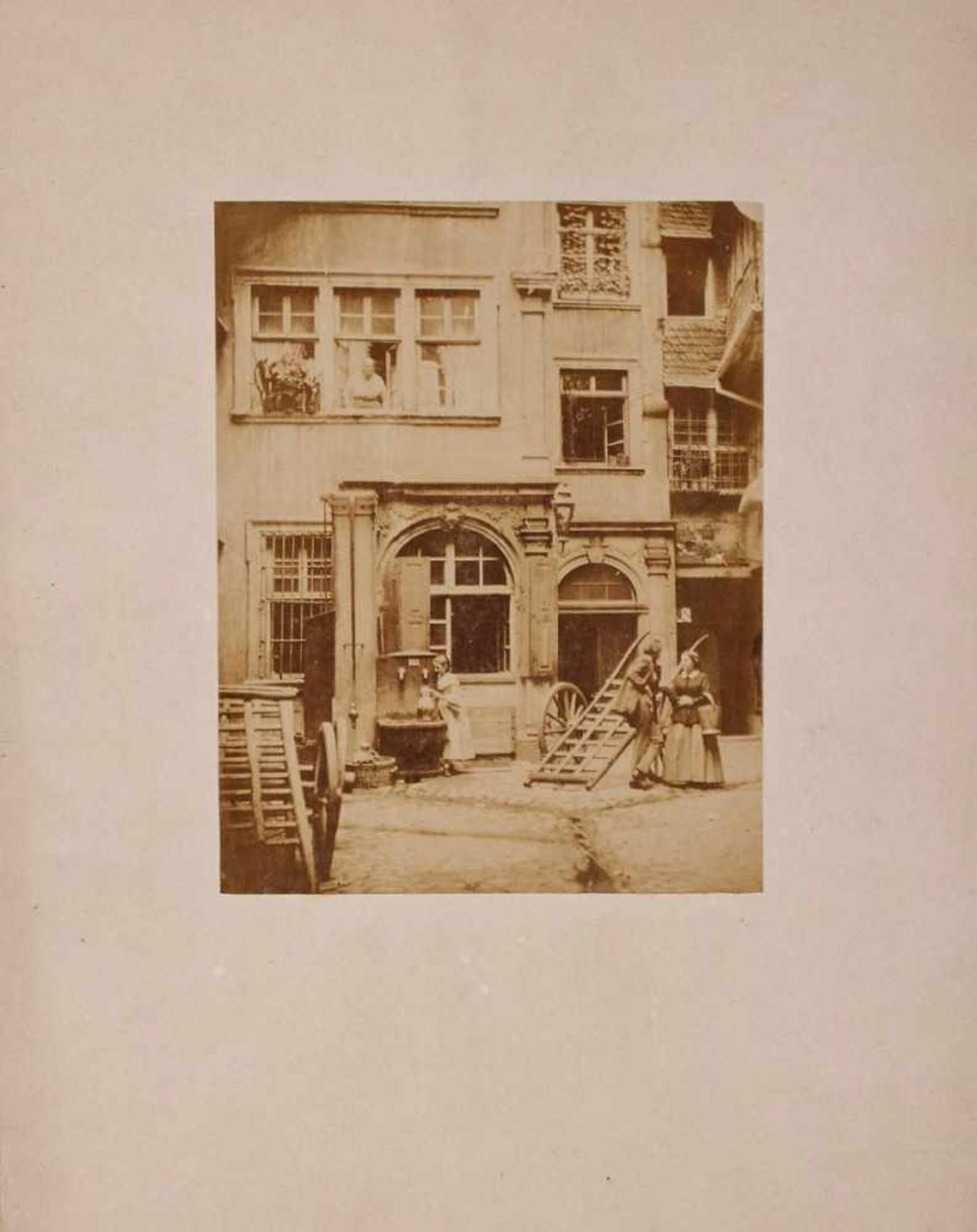 2 Fotografien AlbumenabzügeCarl Hertel 1832 -1906 und Anonym 19.Jh. "Altes Haus auf dem Römerberg u. - Image 3 of 3
