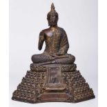 Buddha auf hohem Sockel,wohl Thailand Anf. 20. Jh. Bronze, partiell vergoldet. Im Lotossitz, eine