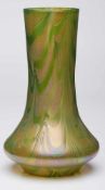 Vase mit Wellendekor,wohl Loetz Wwe. um 1900. Farbloses Glas m. grüner Fandaufschmelzung, irisierend