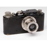 Kamera "Leica", Wetzlar um 1940.Seriennr.: "79008", bez. "Leica, Ernst Leitz Wetzlar, D.R.P.".