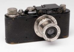 Kamera "Leica", Wetzlar um 1940.Seriennr.: "79008", bez. "Leica, Ernst Leitz Wetzlar, D.R.P.".