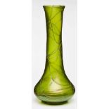 Vase, Loetz Wwe. um 1900.Grünes Glas, irisierend überfangen. Langer röhrenförm Hals, zur Lippe