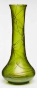 Vase, Loetz Wwe. um 1900.Grünes Glas, irisierend überfangen. Langer röhrenförm Hals, zur Lippe