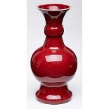 Kl. Ochsenblut-Vase,China wohl Ende 19. Jh. Porzellan m. typ. vollflächiger Glasur. Kugeliger Korpus