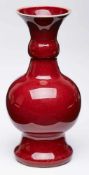 Kl. Ochsenblut-Vase,China wohl Ende 19. Jh. Porzellan m. typ. vollflächiger Glasur. Kugeliger Korpus
