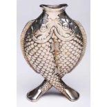 Kl. Vase "Fischpaar", Christofle Ende 20. Jh.Versilbert. Flache, schlanke Vase in Form zweier auf d.