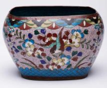 Cloisonné-Cachepot, China 20. Jh.Farbiges Emaille-Dekor auf Kupfer. Gebauchte Rechteck-Form m.