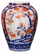 Vase, "Imari"-Dekor, Japan wohl Anf. 20. Jh.Porzellan m. farbiger Emaillemalerei u. Gold- Überdekor.