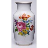 Gr. Vase, Meissen Mitte 20. Jh.Hohe, zylindr. Wandung, am Hals verjüngt, zu Lippe wieder leicht