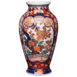 Vase, "Arita"-Dekor, Japan wohl um 1900.Porzellan m. farbigem Emailledekor u. Gold- Überdekor.
