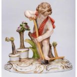 "Die Erde"/ Putto beim Graben,Meissen um 1880. Entw.: J.J. Kaendler. Putto m. Tuchdraperie,