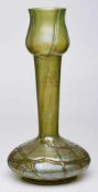 Gr. Vase mit Fadendekor,wohl Loetz Wwe. um 1900. Hellgrünes Glas m. gelber Pulveraufschmelzung u.