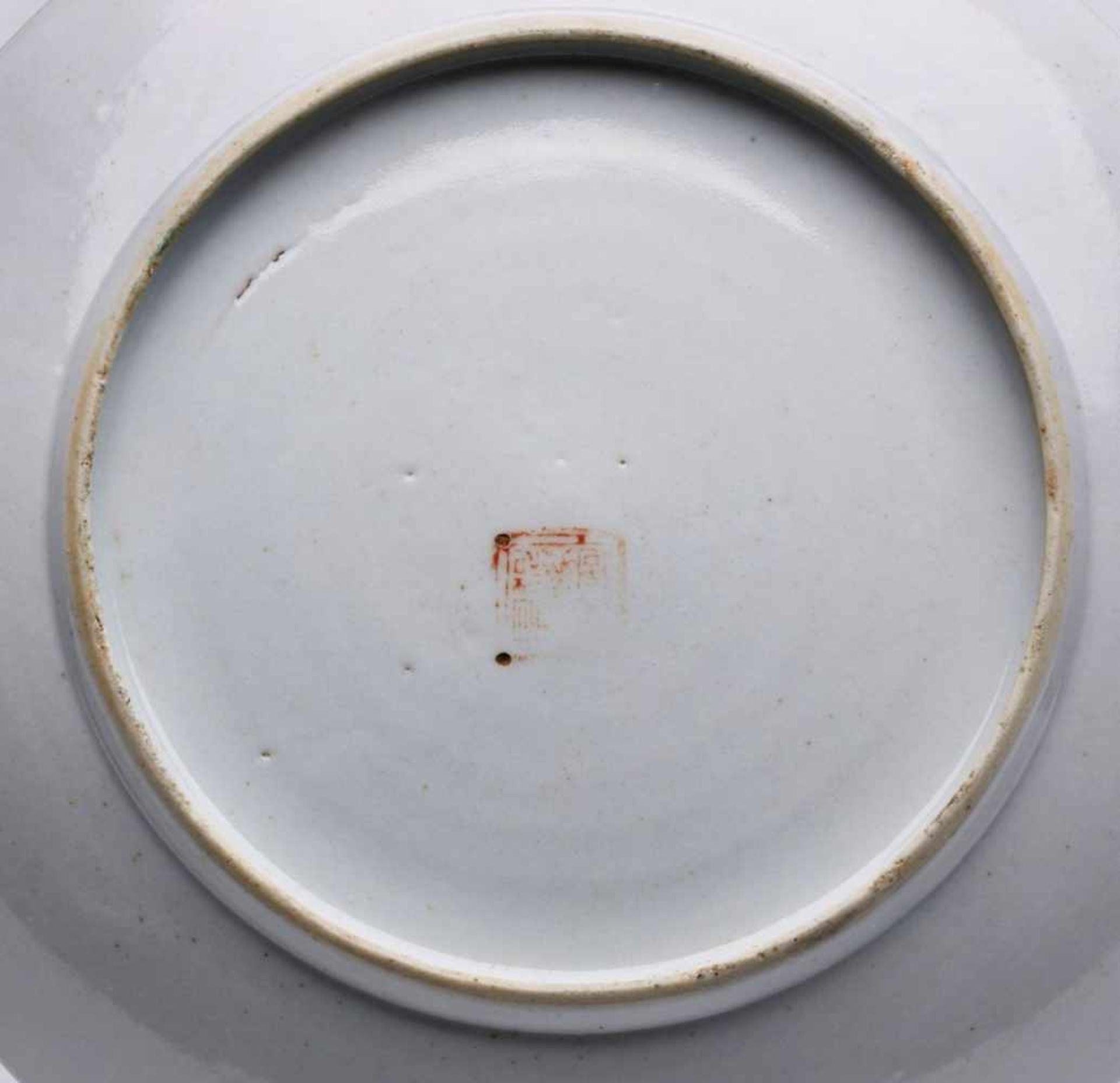 Teller, China wohl 19. Jh.Porzellan m. farbigem Emaille-Dekor. leicht ge- muldete Form m. zentr. - Bild 2 aus 2