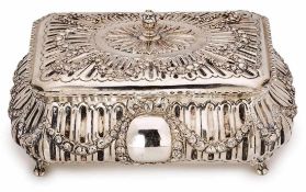 Gr. Schatulle, Louis XVI-Stil,Hanau wohl um 1920. 800er Silber, innen vergoldet. Rechteckige,