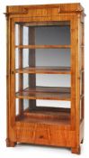 Biedermeier-Vitrine, süddt. um 1830.Kirschbaum massiv u. Kirschbaum furn. 1-türige Front u. Seiten