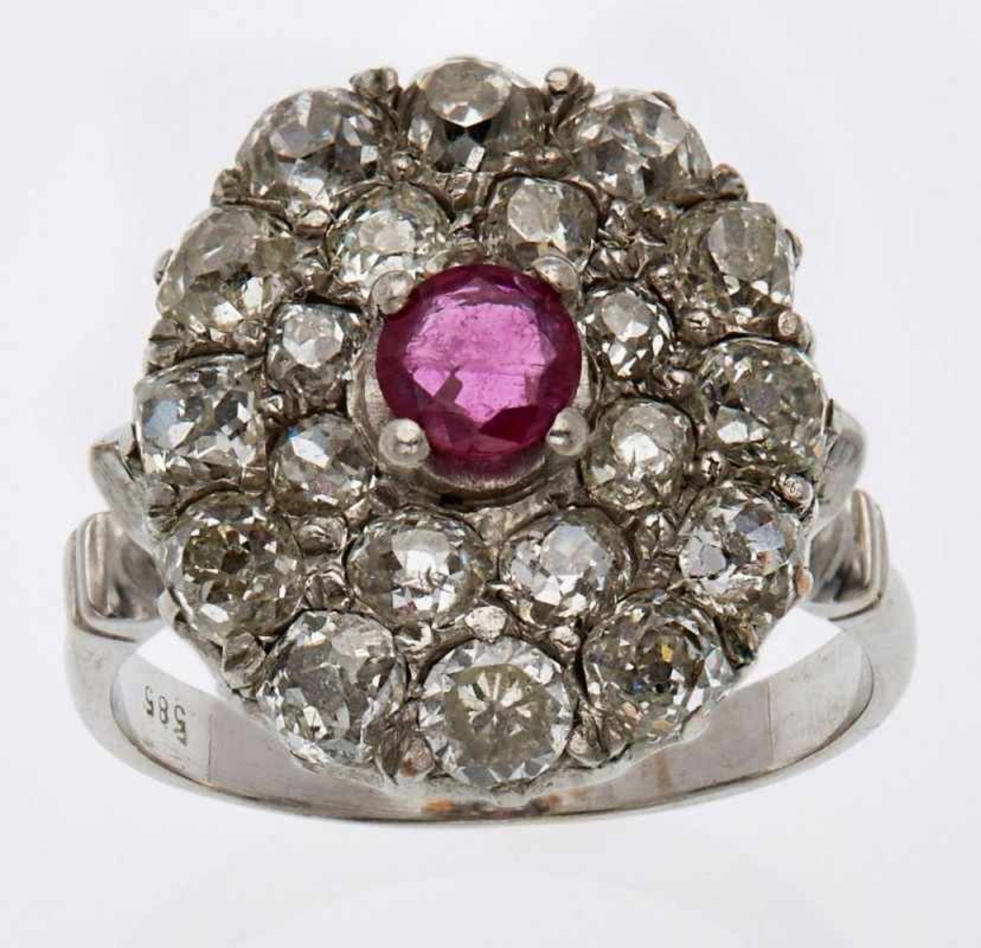 Diamant-Rubin-Ring, um 1900.14 kt WG, mittig besetzt mit einem kl. rund facettierten Rubin,